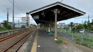 JR成田線小見川駅を入線.発車する列車。