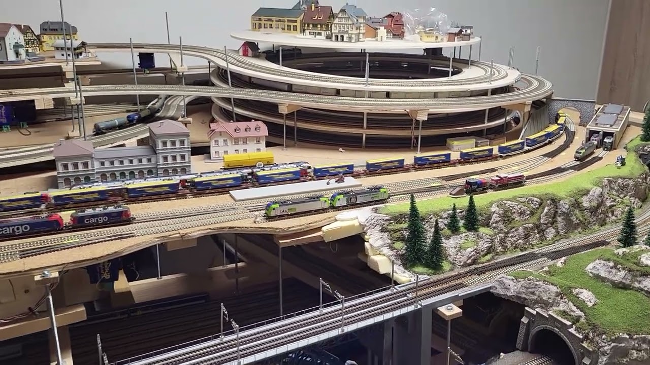 Zwei Güterzüge unterwegs.