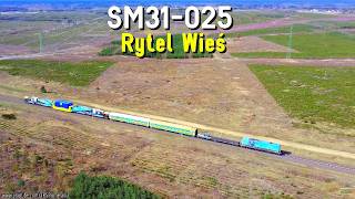 Ciekawy pociąg w miejscu nawałnicy w Rytlu: SM31-025 SKPL