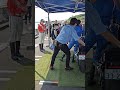 白バイの起こし方と同じやり方で、ハーレーを起こす女性白バイ隊員👮‍♀️、神奈川県警🚨＼(^o^)／