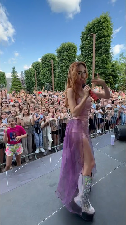 'You & Me' with the crowd at my CONCERT 🔥 | Andra Gogan