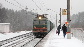 Trains on the Moscow - Ryazan railway. Peski station and surroundings.