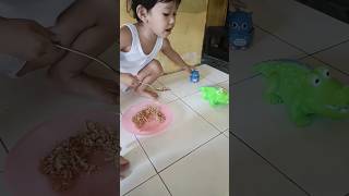 BAYI LUCU MAKAN SAMA BUAYA DAN BURUNG HANTU #bayi #bayigemes #bayilucu #cute #cutebaby #baby