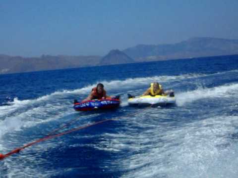 Sharon en Anouk achter speedboot