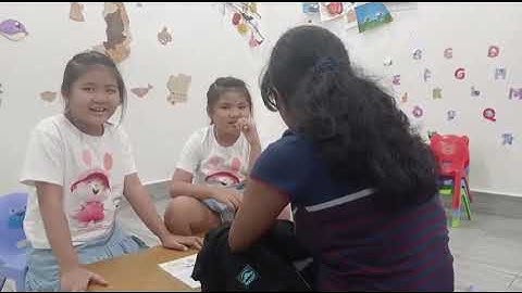 Tiếng Anh Giao Tiếp Phan Thiết: Anna and Elsa practice reading a story called 