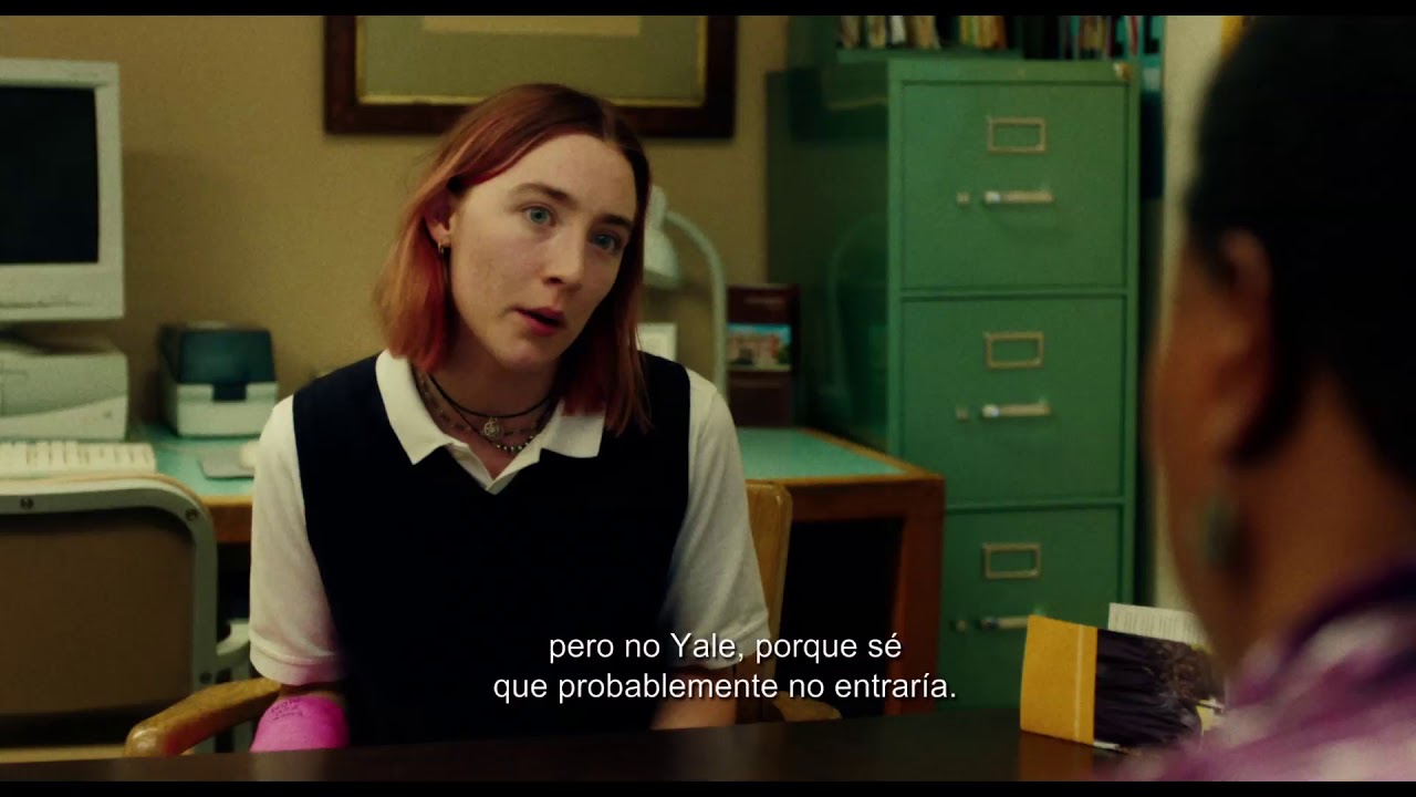 LADY BIRD I Tráiler oficial subtitulado (HD) En Lady Bird, Greta Gerwig revela su nueva y audaz voz cinematográfica con su debut como directora, ahondando tanto el humor como el dramatismo en el vínculo turbulento entre una madre y su hija adolescente. Christine “Lady Bird” McPherson (Saoirse Ronan) lucha para no ser como su madre (Laurie Metcalf), pero es exactamente igual de amorosa, profundamente obstinada y fuerte que ella, una enfermera que trabaja incansablemente para mantener a flote a su familia des