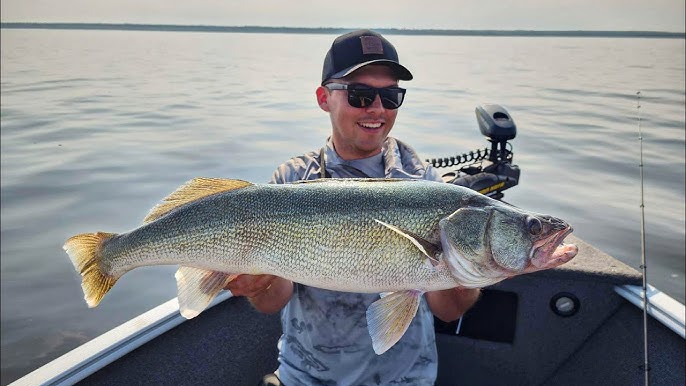 Lake Winnipeg Walleye Fishing (FIRST TRIP IN THE NEW FISHING KAYAK