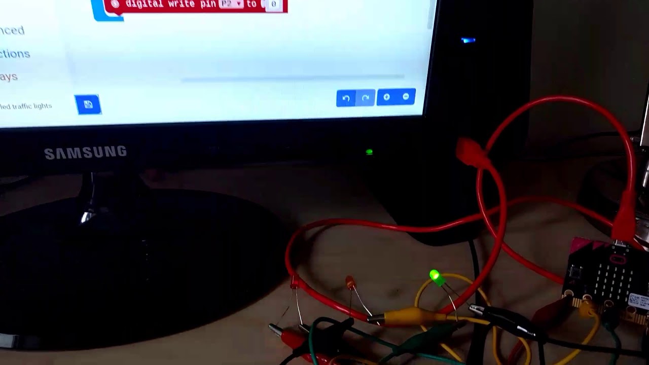 Lighting Three LEDs 'Traffic Lights' - BBC MicroBit - YouTube