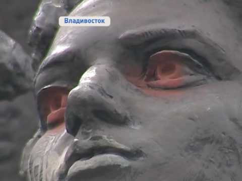 Вандалы испортили памятник Борцам за власть Советов на центральной площади Владивостока