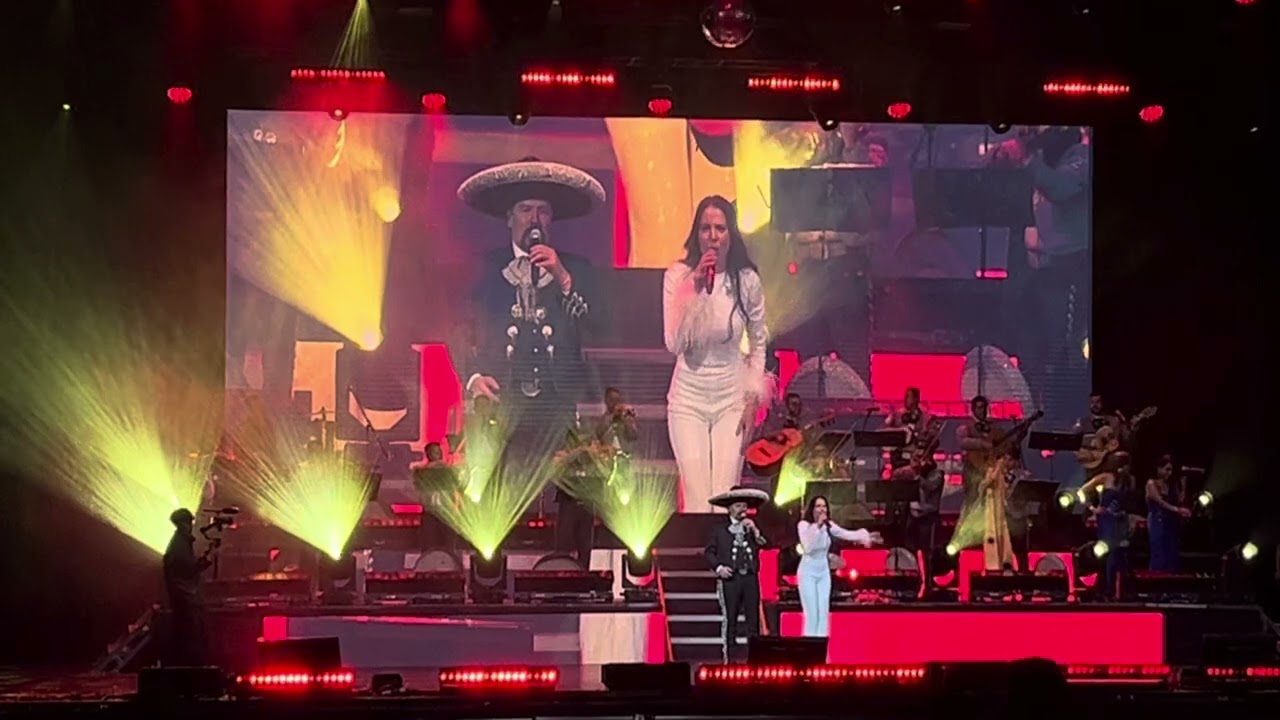 Padre e Hija  cantando juntos por primera vez en CDMX Antonio Aguilar y Majo Aguilar