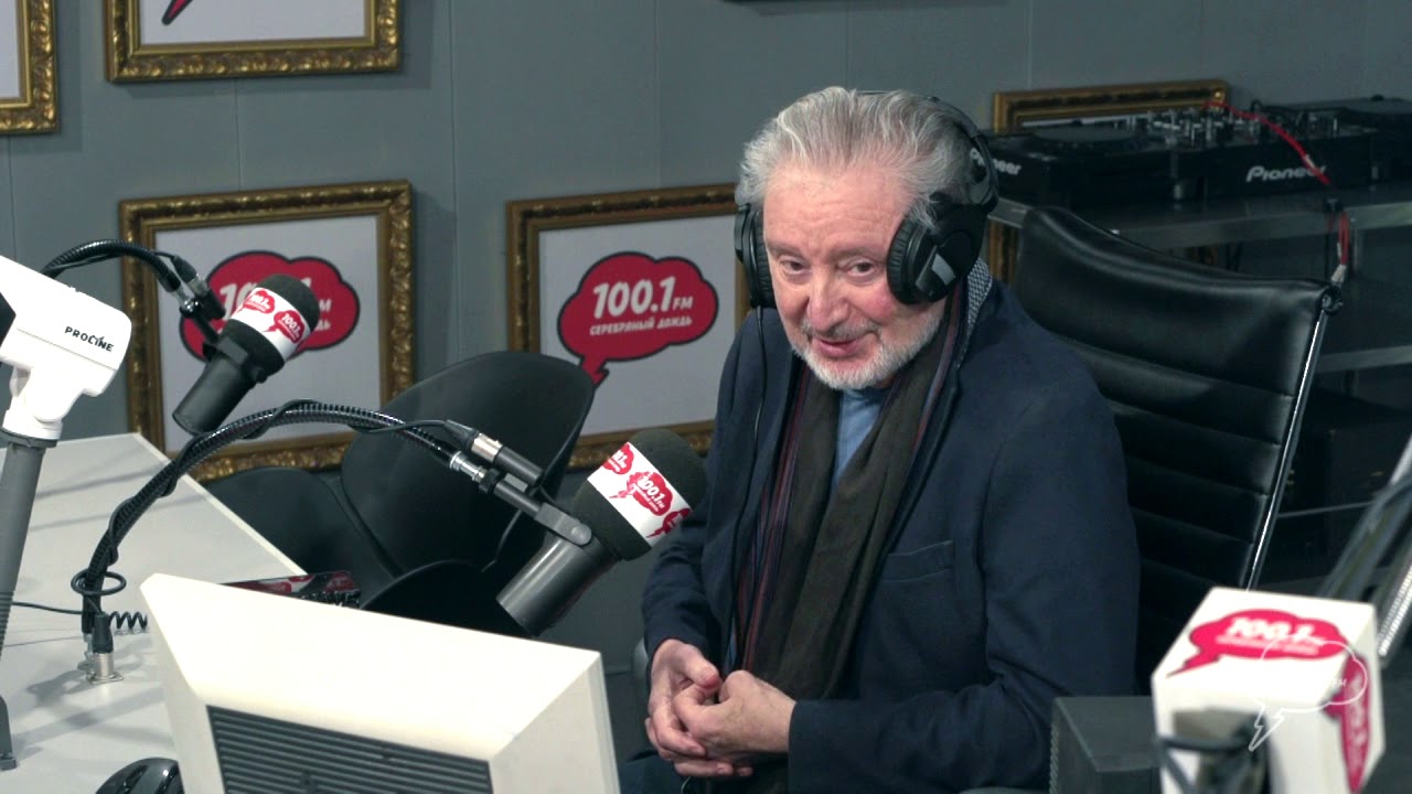 серебряный смех. улыбающийся человек. девушка смеется. серебряный смех. клуб веселых и находчивых.