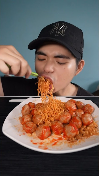 Eat spicy noodles 5 times a bite
