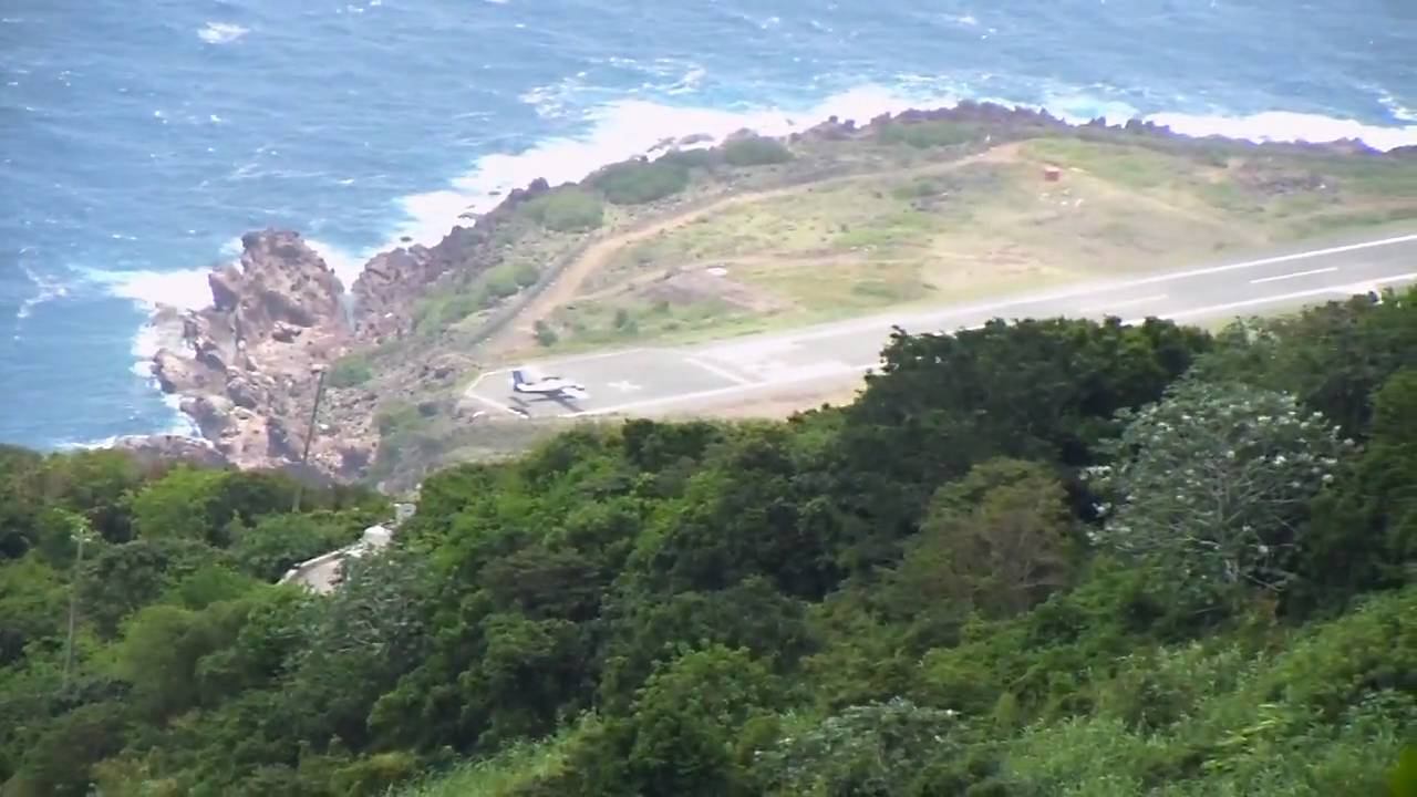 Plane Taking off from Saba Airport - Sandy Cruz Trail.MOV