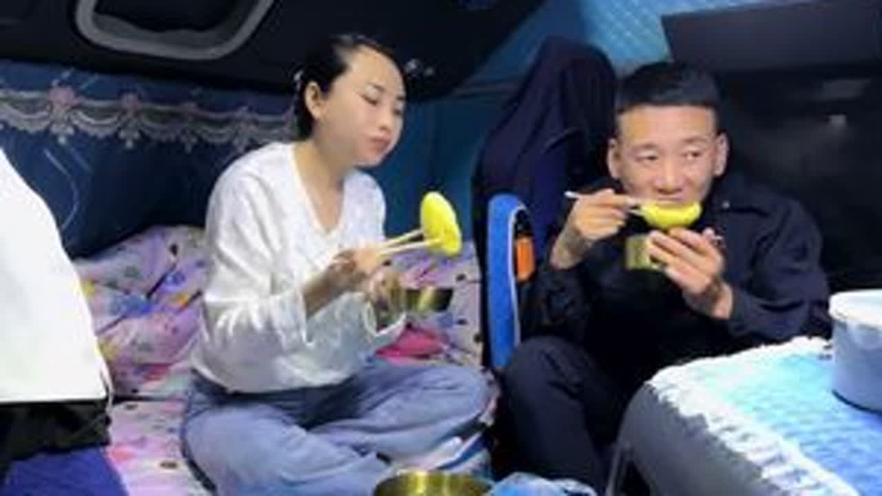 我和刘宝的卡车生活，在家休息两天今天装货了，这一车货装到凌晨两点，说好的不熬夜，既然熬的一宿没睡，这就是生活！#东北农村生活vlog #感谢抖音我要上热门 #三农 #记录日常生活 #夫妻日常 @...