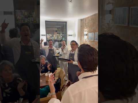 The waiters can sing ?!😎🤩