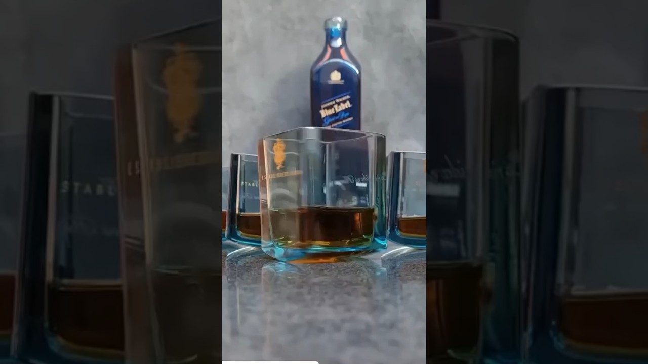 El #whisky 🥃 Johnnie Walker Blue Label, el artista en vidrio Lanchi y arte con un vaso reciclado ♻️