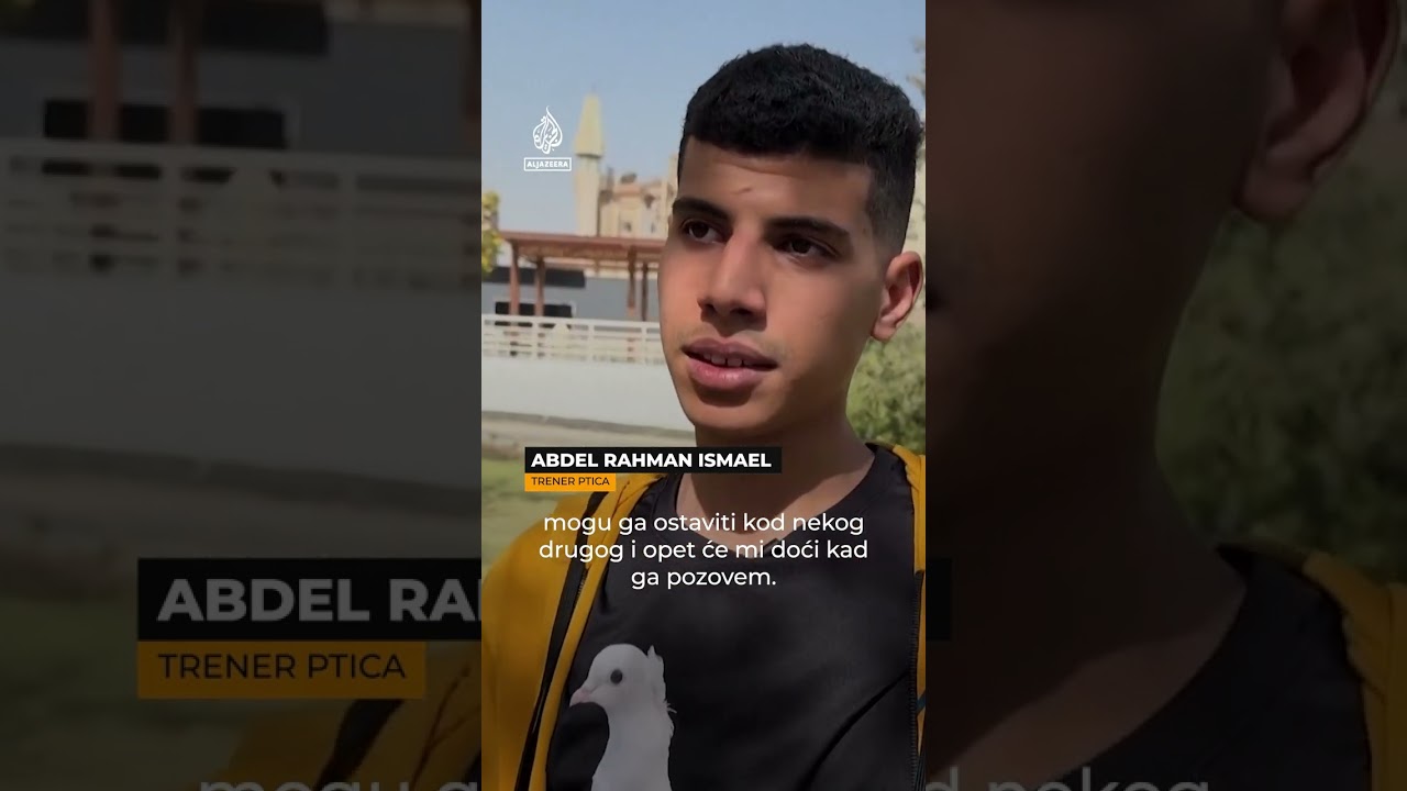 يستخدم عبد الرحمن، البالغ من العمر 23 عامًا، تقنيات الطيران الحر لتدريب الحمام على دراجة نارية