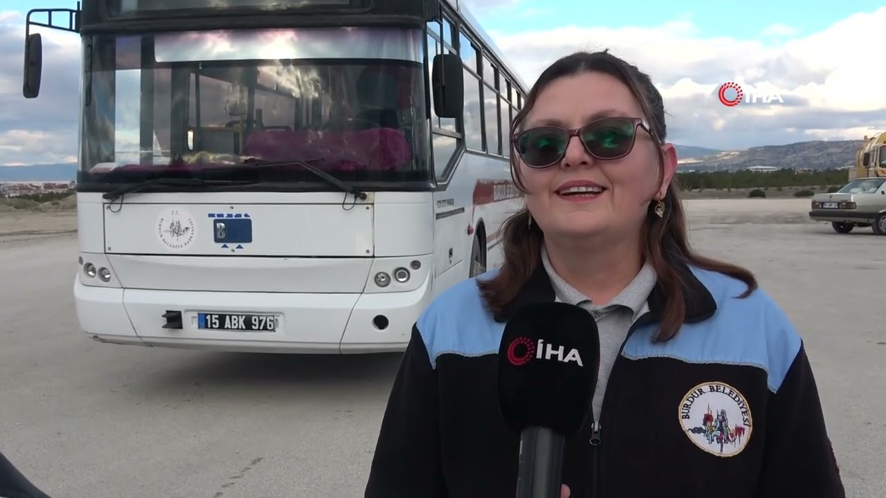 Burdur'da Kadın Kaptan Hem Sürüyor Hem Tamir Ediyor