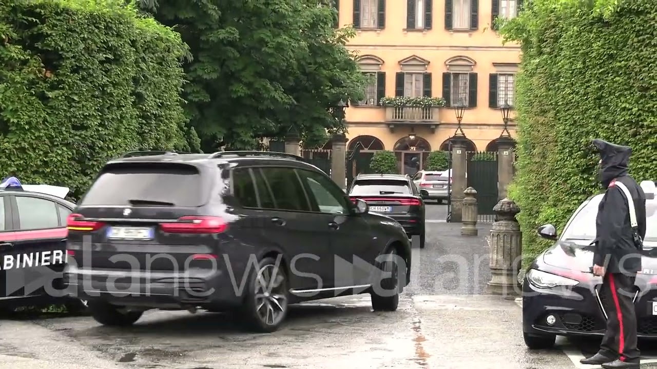 Berlusconi, Gianni Letta e Galliani alla camera ardente ad Arcore