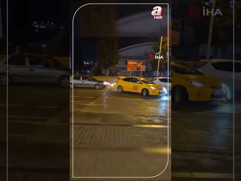 Trafik ışıklarında 4 aracın karıştığı zincirleme kaza kamerada: 2 yaralı | A Haber