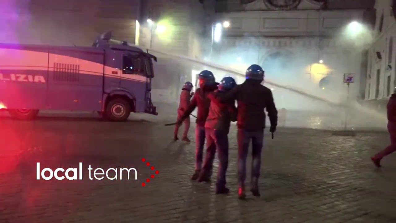 Roma, scontri sera 27 ottobre 2020: cariche della polizia, idrante in Piazza del Popolo