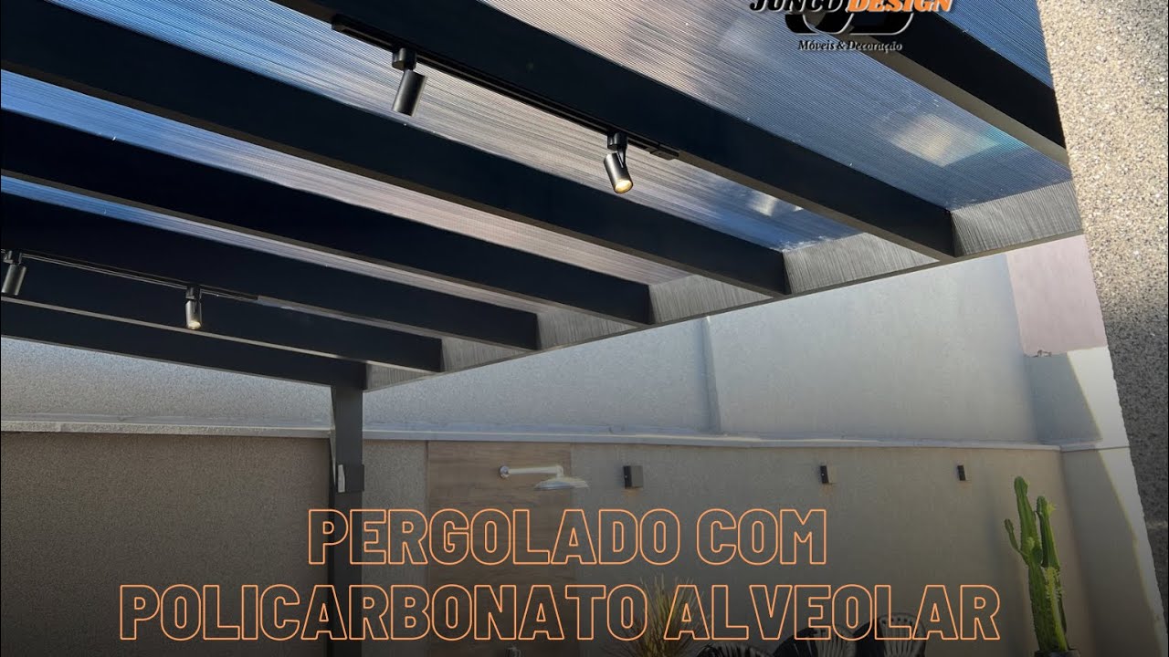 PERGOLADO COM ESTRUTURA DE ALUMÍNIO E PLACAS DE POLICARBONATO ALVEOLAR FUMÊ