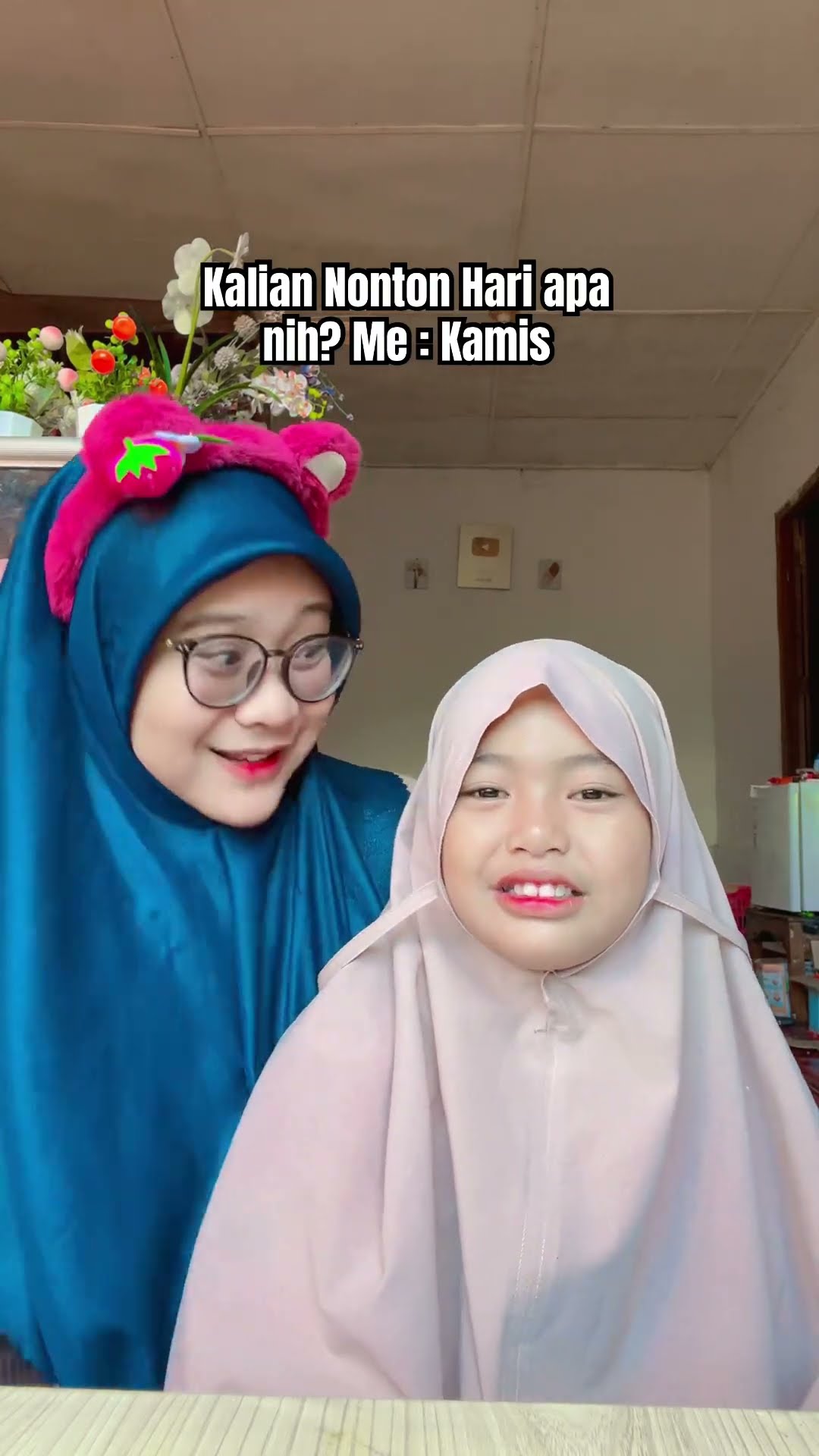 HAHAHA Kalian nonton hari apa nih? Me : Kamis