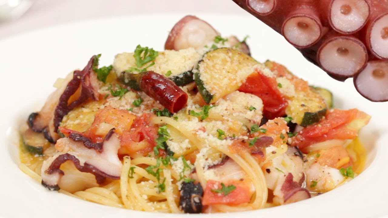 ⁣Octopus Tomato Spaghetti Recipe (Savory Sauce and Octopus Pasta with Zucchini)