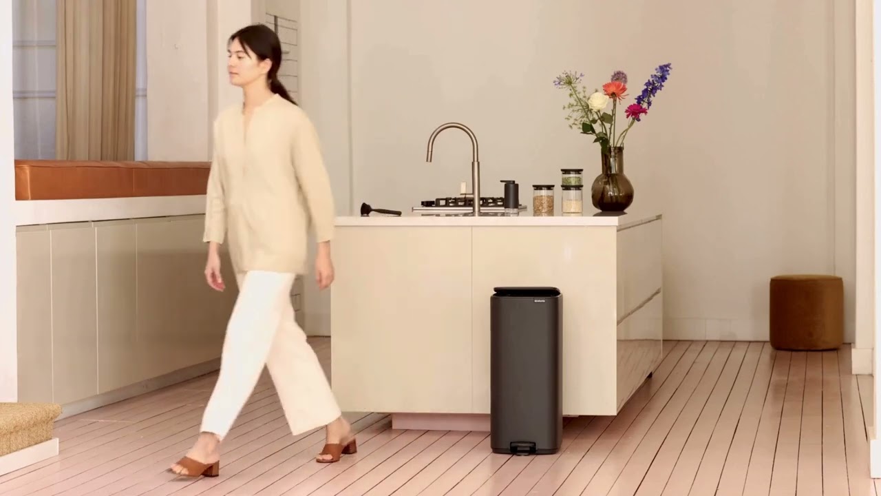 Túl unalmasnak érzed a konyhádat? Dobj bele kontrasztot! Brabantia Bo Pedal Bin, 30L