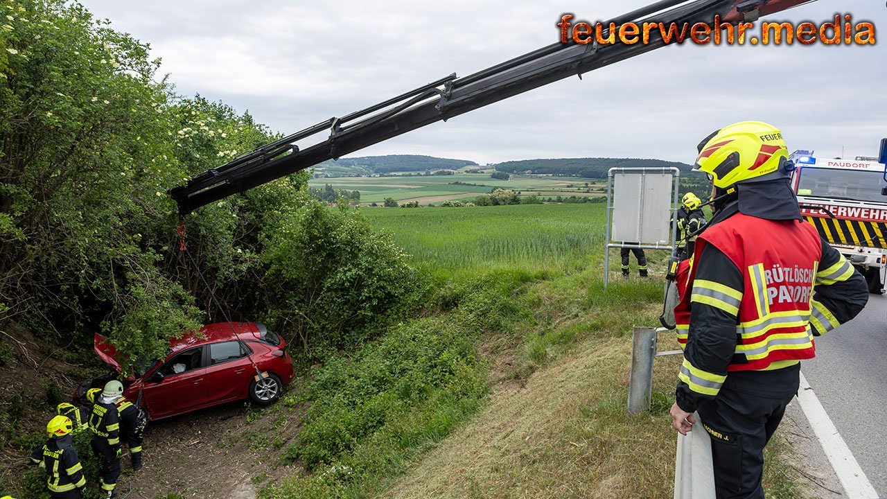 Pkw fährt auf eine Leitschiene auf und stürzt in einen Wassergraben