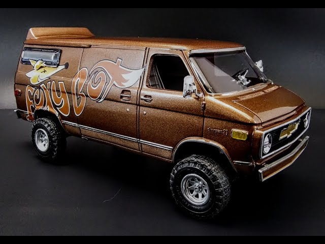 1975 CHEVY CUSTOM VAN FOXY BOX 350 V8 1/25 SCALE MODEL KIT BUILD