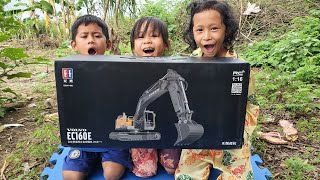 Unboxing New Excavator Volvo - អាយ៉ាណាបើកប្រអប់អេស្កាវាទ័រថ្មី, អាអិចកាយដី អាអិចជីកដី