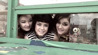 Aktorki Teatru Miejskiego W Gliwicach Zapraszają Na Spektakl O Józku, Który Grał Bigbit