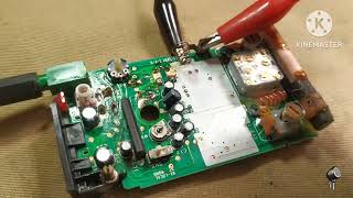 Radio portátil Sony AM/FM SPORTS con dial casi roto, LED FM inoperante y ajustes.