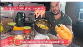 ESSE É MEU ALMOÇO LANCHE DE MUSSARELA E PRESUNTO.. 