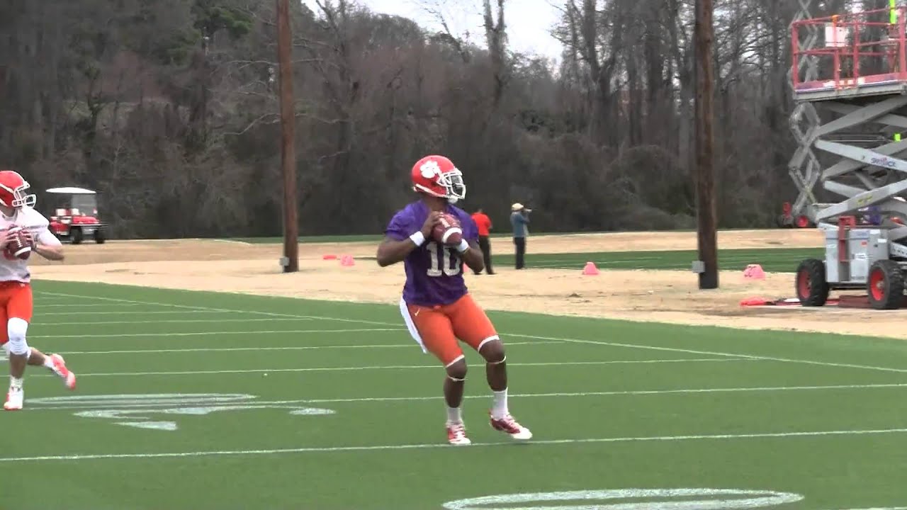 Chad Morris working on QB footwork
