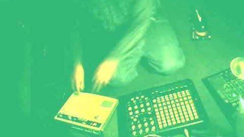 machinegun fingers strike bk - ableton live glitch template / apc 40 /padkontrol jam  12,12,09
