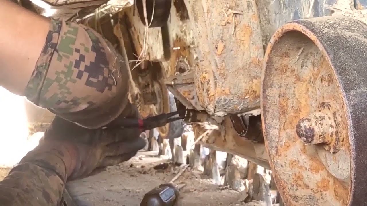 콤바인 궤도 롤러는 작업 전 오일 또는 그리스 점검이  중요함 (DSM65G)