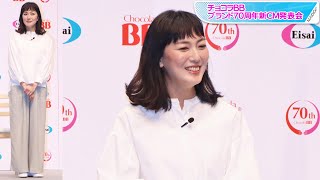 板谷由夏、大人のナチュラル＆カジュアルコーデ　スキッパーブラウス×パンツでシンプルに