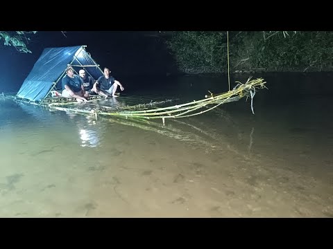 Camping hujan deras // bermalam di rakit bambu ketika hujan di hulu sungai berpotensi banjir bandang