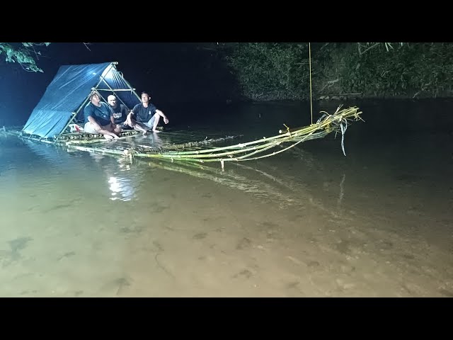 Camping hujan deras // bermalam di rakit bambu ketika hujan di hulu sungai berpotensi banjir bandang class=