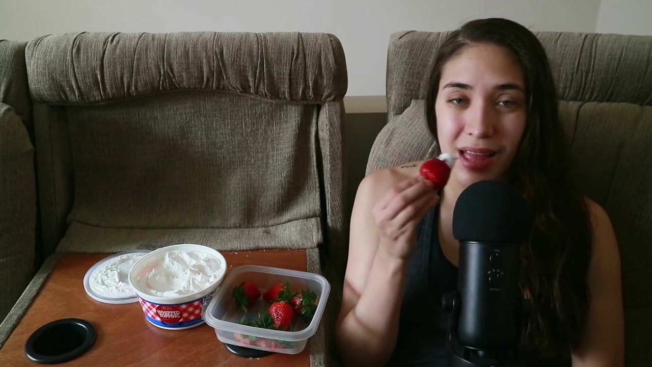 [ ASMR Español Eating Sounds ] Fresas con Whipped Topping 🍓 YouTube
