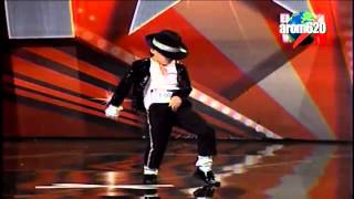 Niño de 5 años bailando como Michael Jackson