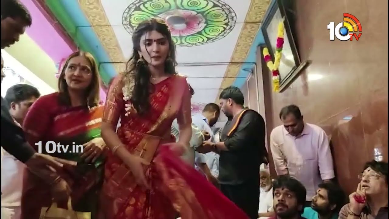 Sreeleela And Anil Ravipudi Visits Vijayawada Kanaka Durgamma Temple | Bhagavanth Kesari | 10TV Ent