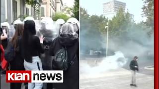 Studentët vazhdojnë revoltën! Vajzat tentojnë të ndalojnë efektivët, policia hedh gaz lotsjellës