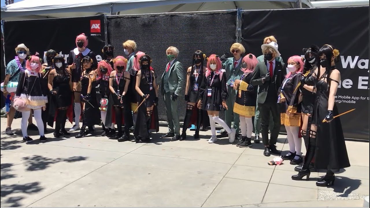 Chainsaw Man cosplay gathering at anime expo chibi 2022