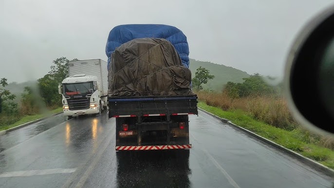 BR-251, trecho de Francisco Sá: Não houve feridos, porém o conteúdo do  tanque foi derramado em aproximadamente 400 metros da rodovia em ambos os  sentidos, tornando-a escorregadia e oferecendo risco ao trânsito