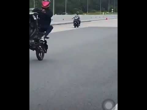 Aksi mat rempit rempuh roadblock polis