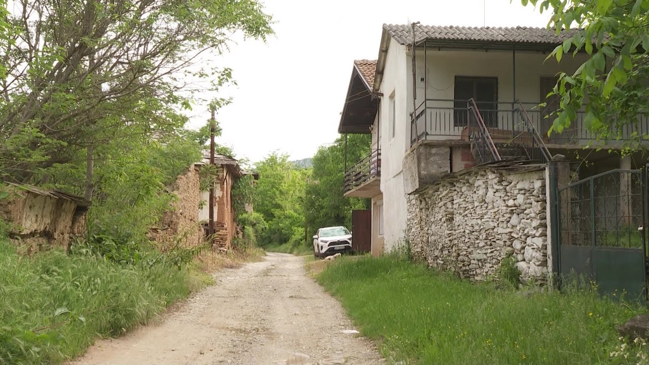 Репортажа од Војница, село кое пред секои избори добива по 1 километар асфалт на земјениот пат