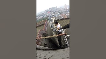 Die balance between tall buildings in danger of action, do not imitate